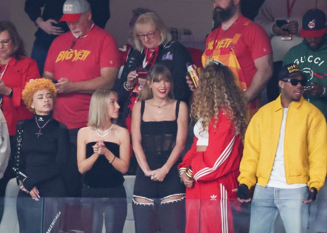 Pelantun Blank Space itu tak lupa melengkapi penampilannya memakai kalung dengan liontin angka 87, nomer punggu Travis Kelce di tim Kansas City Chiefs. Foto: Christopher Polk/Billboard via Getty Images