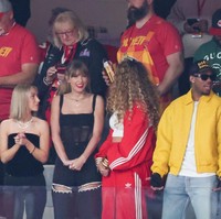 Pelantun Blank Space itu tak lupa melengkapi penampilannya memakai kalung dengan liontin angka 87, nomer punggu Travis Kelce di tim Kansas City Chiefs. Foto: Christopher Polk/Billboard via Getty Images