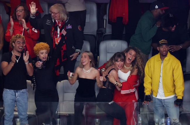 Taylor Swift dan Blake Lively tampak antusias menonton pertandingan final football Superbowl 2024. Keduanya ikut bersorak bersama rapper Ice Spice dan stylist Ashley Avignone yang ikut menonton Superbowl 2024. Foto: Getty Images/Rob Carr