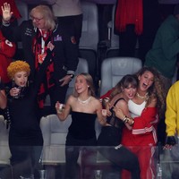 Taylor Swift dan Blake Lively tampak antusias menonton pertandingan final football Superbowl 2024. Keduanya ikut bersorak bersama rapper Ice Spice dan stylist Ashley Avignone yang ikut menonton Superbowl 2024. Foto: Getty Images/Rob Carr