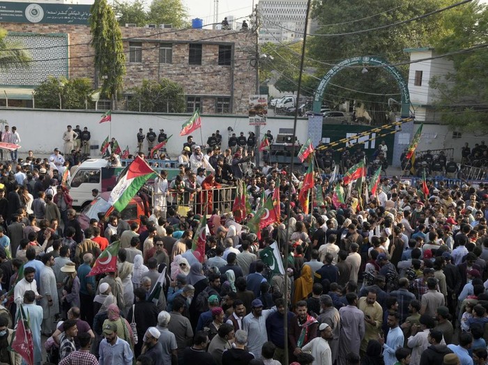 Pendukung Imran Khan menggelar unjuk rasa memprotes kecurangan pemilu di Karachi, Pakistan. (AP Photo/Fareed Khan)