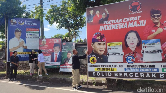 Penertiban APK di Pemakaman Muslim Banjar Tunggal Sari, Tabanan, Bali pada Senin (5/2/2024).