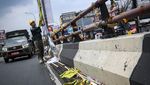 Satpol PP Tertibkan Bendera Parpol di Flyover Ciputat
