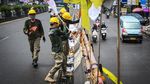 Satpol PP Tertibkan Bendera Parpol di Flyover Ciputat
