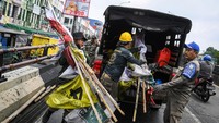 Bendera partai politik yang terpasang di flyover Ciputat ditertibkan, Senin (12/2/2024).