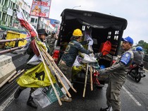 Satpol PP Tertibkan Bendera Parpol di Flyover Ciputat
