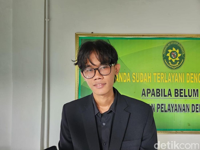 Penggugat ganti rugi Rp 10 juta, Almas Tsaqibbirru Re A, saat menghadiri sidang mediasi kedua di Pengadilan Negeri Solo, Senin (12/2/2024).