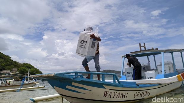 Pendistribusian kotak surat suara ke Desa Gili Gede Indah menggunakan perahu nelayan, Senin (12/2/2024). Foto: (Ahmad Viqi/detikBali).