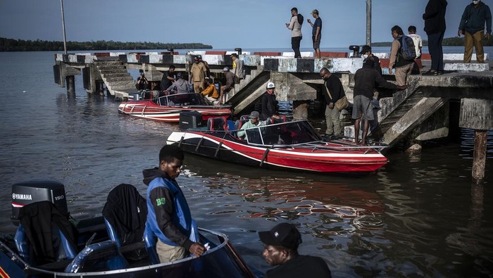 Perahu Jadi Transportasi Utama di Asmat Papua Sejumlah warga menaiki speed boat di dermaga feri Distrik Agats, Kabupaten Asmat, Papua Selatan, Senin (12/2/2024). Perahu menjadi transportasi utama yang menghubungkan antardisrtrik karena semua wilayah Kabupaten Asmat terdiri dari rawa, sungai, dan hutan mangrove. ANTARA FOTO/Aprillio Akbar/foc.