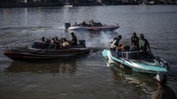 Perahu menjadi transportasi utama karena semua wilayah Kabupaten Asmat terdiri dari rawa, sungai, dan hutan mangrove.