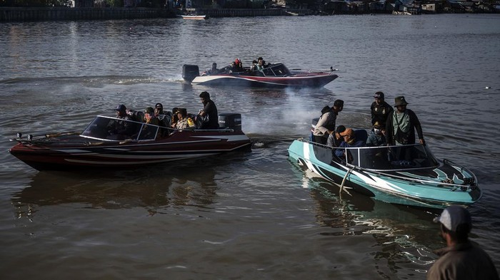 Sejumlah warga menaiki speed boat di dermaga feri Distrik Agats, Kabupaten Asmat, Papua Selatan, Senin (12/2/2024). Perahu menjadi transportasi utama yang menghubungkan antardisrtrik karena semua wilayah Kabupaten Asmat terdiri dari rawa, sungai, dan hutan mangrove. ANTARA FOTO/Aprillio Akbar/foc.