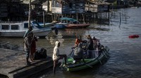 Sejumlah warga menaiki speed boat di dermaga feri Distrik Agats, Kabupaten Asmat, Papua Selatan, Senin (12/2/2024).