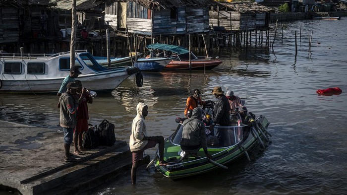 Perahu Jadi Transportasi Utama di Asmat Papua Sejumlah warga menaiki speed boat di dermaga feri Distrik Agats, Kabupaten Asmat, Papua Selatan, Senin (12/2/2024). Perahu menjadi transportasi utama yang menghubungkan antardisrtrik karena semua wilayah Kabupaten Asmat terdiri dari rawa, sungai, dan hutan mangrove. ANTARA FOTO/Aprillio Akbar/foc.