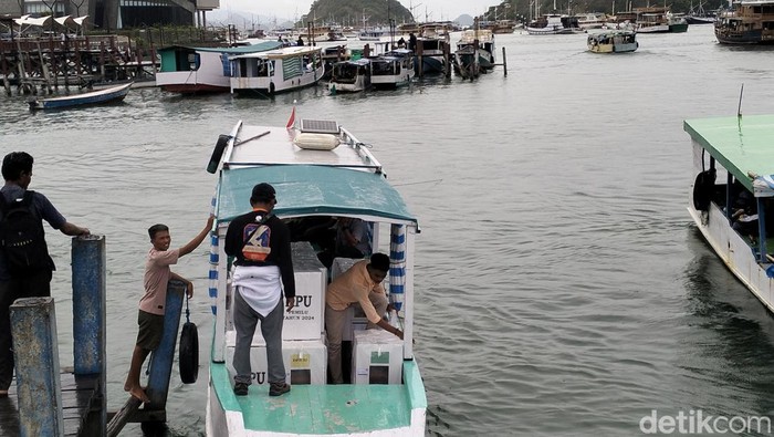 Perahu motor angkut logistik Pemilu 2024 ke daerah kepulauan di Kecamatan Komodo, Manggarai Barat, NTT, Senin (12/2/2024) (Ambrosius Ardin)
