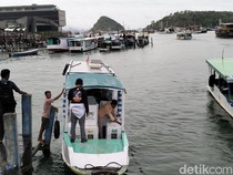 Diguyur Hujan, Logistik Pemilu Dikirim Pakai Perahu ke Pulau Komodo