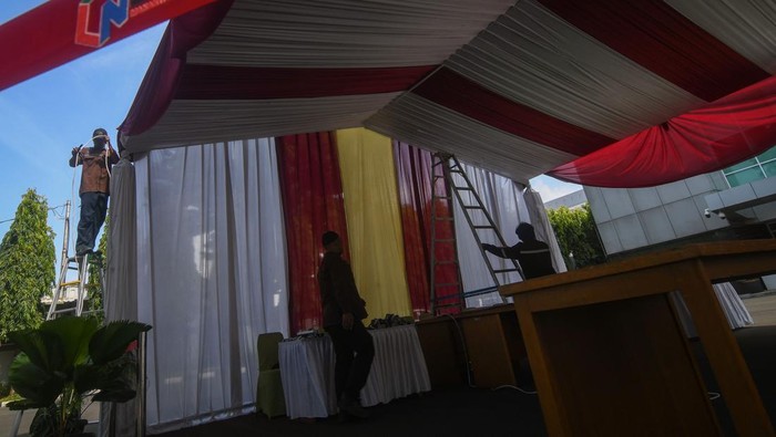 Petugas memasang lampu pada tenda yang digunakan sebagai tempat pemungutan suara (TPS) 10 Kelurahan Gambir di kompleks Kantor Lembaga Administrasi Negara (LAN), Jakarta, Senin (12/2/2024). Presiden Joko Widodo dan ibu negara Iriana Joko Widodo dijadwalkan akan menggunakan hak pilihnya dalam Pemilu 2024 di TPS tersebut pada Rabu 14 Pebruari 2024. ANTARA FOTO/Aditya Pradana Putra/nym.