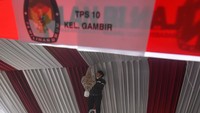 Sejumlah petugas menyelesaikan pendirian tenda yang digunakan sebagai tempat pemungutan suara (TPS) 10 Kelurahan Gambir di kompleks Kantor Lembaga Administrasi Negara (LAN), Jakarta, Senin (12/2/2024).