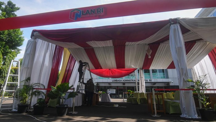 Persiapan TPS lokasi Presien Joko Widodo memilih Petugas memasang lampu pada tenda yang digunakan sebagai tempat pemungutan suara (TPS) 10 Kelurahan Gambir di kompleks Kantor Lembaga Administrasi Negara (LAN), Jakarta, Senin (12/2/2024). Presiden Joko Widodo dan ibu negara Iriana Joko Widodo dijadwalkan akan menggunakan hak pilihnya dalam Pemilu 2024 di TPS tersebut pada Rabu 14 Pebruari 2024. ANTARA FOTO/Aditya Pradana Putra/nym.