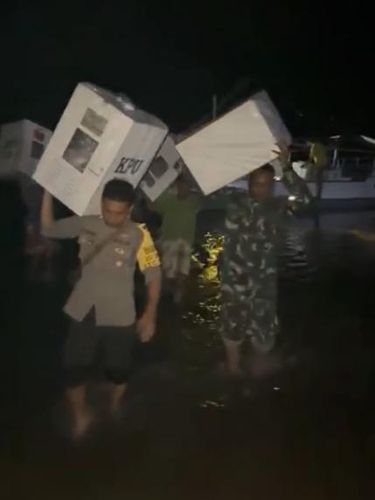 Petugas Pemilu dan polisi dan TNI kirimkan logistik ke Desa Buddi, Kepulauan Kangean, Sumenep.