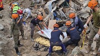 Operasi pencarian terhambat cuaca buruk dan riskan akan longsor susulan. Lebih dari 1.100 keluarga pun telah dievakuasi.