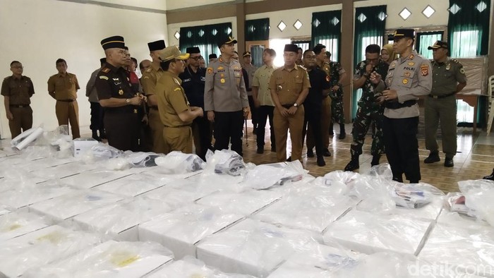 Pj Bupati Kuningan R Iip Hidajat bersama Pejabat Forkopimda melakukan Monitoring logiatik Pemilu di aula Kelurahan Cijoho, Senin (12/2/2024)