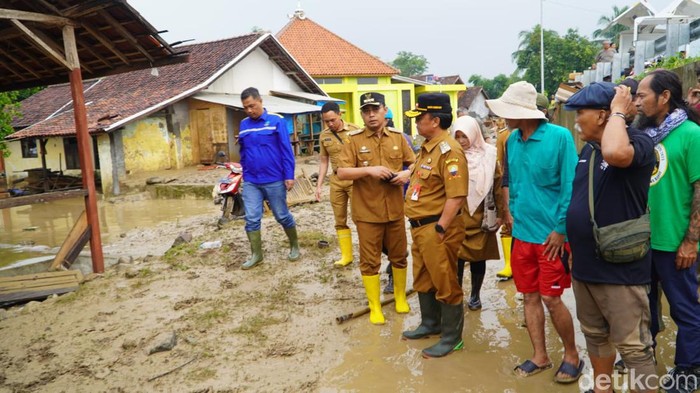 Pj Bupati Sumedang Herman meninjau lokasi banjir di Ujungjaya, Kabupaten Sumedang