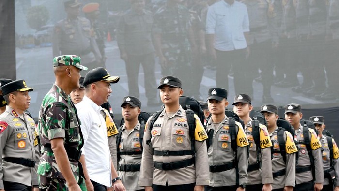 Pj Gubernur Jabar Bey Machmudin saat mengecek kesiapan aparat pengamanan Pemilu 2024