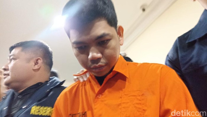Polda Metro Jaya mengungkap update kasus tewasnya anak Tamara Tyasmara, Dante. Dalam jumpa pers, polisi menghadirkan tersangka Yudha Arfandi alias YA (33) (Wildan N/detikcom)