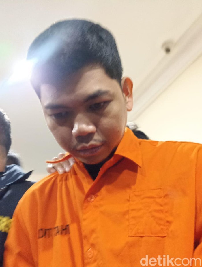 Polda Metro Jaya mengungkap update kasus tewasnya anak Tamara Tyasmara, Dante. Dalam jumpa pers, polisi menghadirkan tersangka Yudha Arfandi alias YA (33) (Wildan N/detikcom) Polda Metro Jaya mengungkap update kasus tewasnya anak Tamara Tyasmara, Dante. Dalam jumpa pers, polisi menghadirkan tersangka Yudha Arfandi alias YA (33) (Wildan N/detikcom)