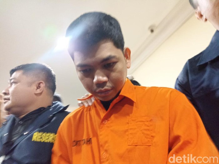 Polda Metro Jaya mengungkap update kasus tewasnya anak Tamara Tyasmara, Dante. Dalam jumpa pers, polisi menghadirkan tersangka Yudha Arfandi alias YA (33) (Wildan N/detikcom)