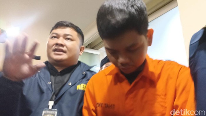 Polda Metro Jaya mengungkap update kasus tewasnya anak Tamara Tyasmara, Dante. Dalam jumpa pers, polisi menghadirkan tersangka Yudha Arfandi alias YA (33) (Wildan N/detikcom)