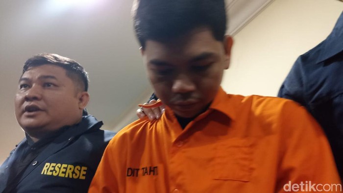 Polda Metro Jaya mengungkap update kasus tewasnya anak Tamara Tyasmara, Dante. Dalam jumpa pers, polisi menghadirkan tersangka Yudha Arfandi alias YA (33) (Wildan N/detikcom)