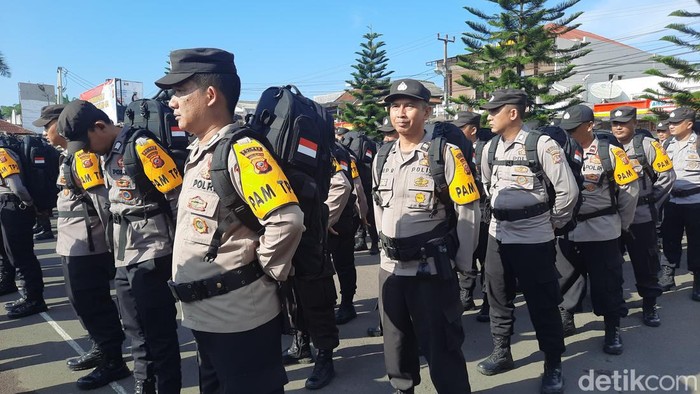 Polisi di Tasikmalaya membawa ransel saat disebar untuk mengamankan TPS.