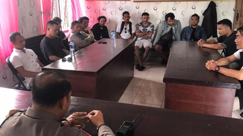 Polisi memediasi dua kelompok yang berseteru di Banjar Basang Tamiang, Kelurahan Kapal, Kecamatan Mengwi, Badung, Minggu (11/2/2024) sore.