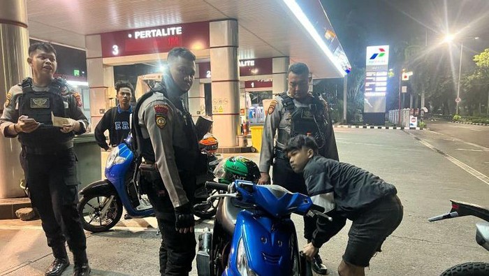 4 Remaja Balap Liar Di Jaktim Ditangkap Motor Disita Polisi