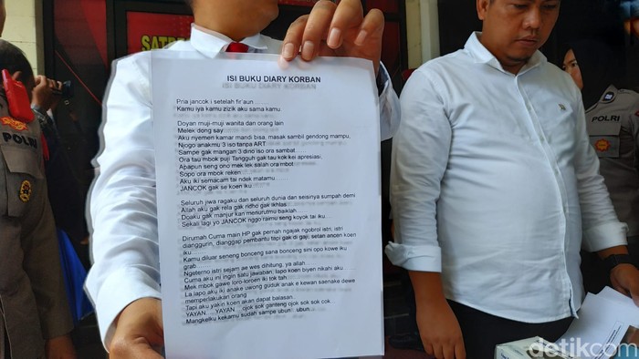 Polisi menunjukkan isi diari Dayang Santi yang tewas dicekoki cairan pembersih lantai oleh suaminya