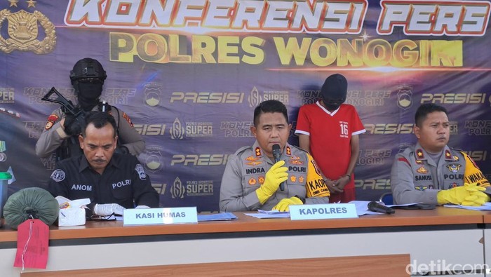 Polres Wonogiri konferensi pers kasus ganja yang menjerat Ketua PPK Wonogiri Kota inisial HBR alias P (48), Senin (12/2/2024).
