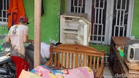 Warga sedang membersihkan kulkas. Warga terdampak rata-rata tak bisa menyelematkan harta bendanya saat banjir menerjang