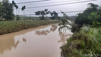 Potret aliran Sungai Cipelang, Senin (12/2/2024) pagi. Aliran sungai ini yang meluap ke permukiman warga.