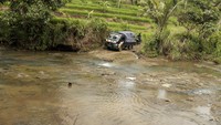 Kendaraan pengangkut logistik Pemilu 2024 juga harus menyeberangi sungai di Cidadap, Kabupaten Sukabumi, Jawa Barat.