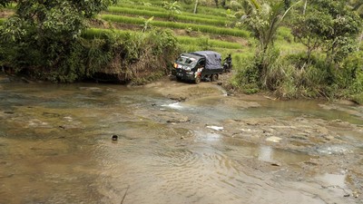 Potret Distribusi Logistik Pemilu Lewati Medan Sulit di Pelosok Sukabumi