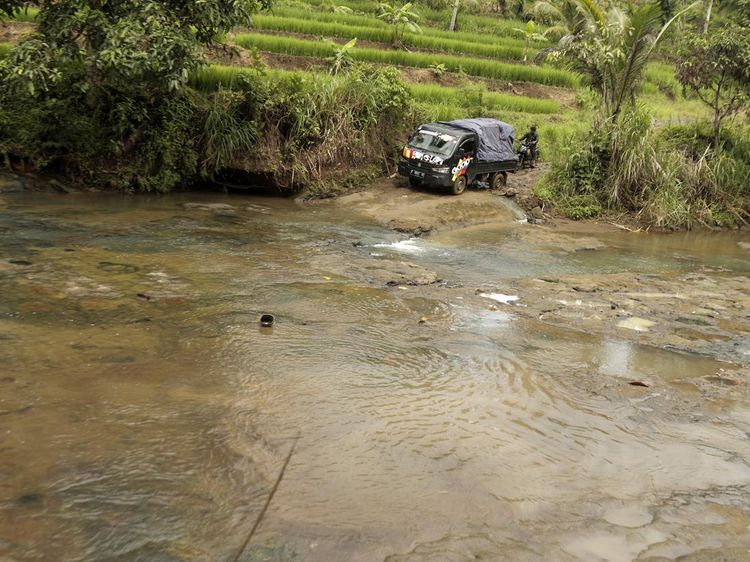 Potret Distribusi Logistik Pemilu Lewati Medan Sulit di Pelosok Sukabumi