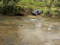 Potret Distribusi Logistik Pemilu Lewati Medan Sulit di Pelosok Sukabumi