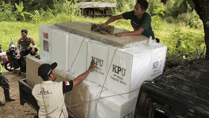Potret Distribusi Logistik Pemilu Lewati Medan Sulit di Pelosok Sukabumi Kendaraan pengangkut logistik Pemilu 2024 berjalan beriringan di Cidadap, Kabupaten Sukabumi, Jawa Barat, Minggu (11/2/2024). KPU Kabupaten Sukabumi mendistribusikan 310 kotak suara di 62 tempat pemungutan suara (TPS) di Kecamatan Cidadap yang merupakan salah satu daerah pelosok di Sukabumi. ANTARA FOTO/Henry Purba