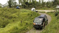 Kendaraan pengangkut logistik Pemilu 2024 melintasi perbukitan di Cidadap, Kabupaten Sukabumi, Jawa Barat, Minggu (11/2/2024). Cidadap merupakan salah satu daerah pelosok di Sukabumi.