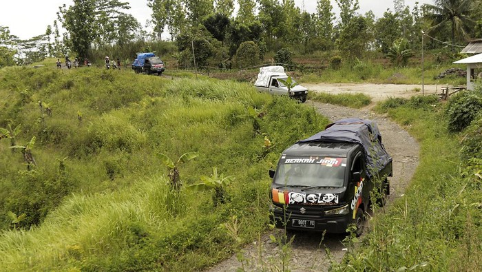 Potret Distribusi Logistik Pemilu Lewati Medan Sulit di Pelosok Sukabumi Kendaraan pengangkut logistik Pemilu 2024 berjalan beriringan di Cidadap, Kabupaten Sukabumi, Jawa Barat, Minggu (11/2/2024). KPU Kabupaten Sukabumi mendistribusikan 310 kotak suara di 62 tempat pemungutan suara (TPS) di Kecamatan Cidadap yang merupakan salah satu daerah pelosok di Sukabumi. ANTARA FOTO/Henry Purba