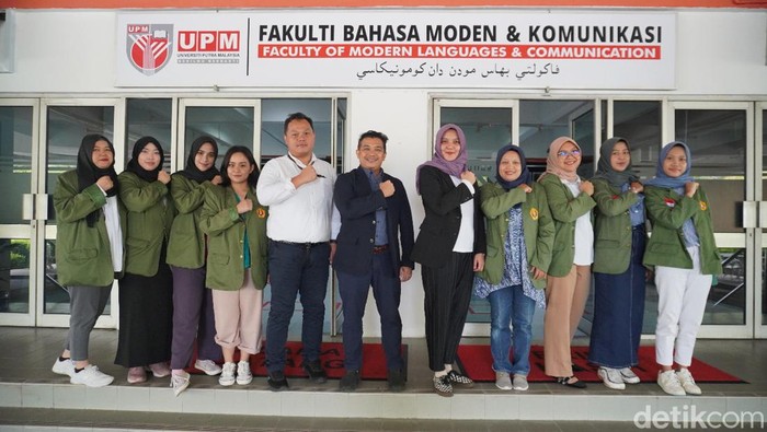 Potret Mahasiswa S2 Ilmu Komunikasi UPNVJ Kuliah Krisis Komunikasi di UPM Program Studi (Prodi) Magister Ilmu Komunikasi (MIK) Universitas Pembangunan Nsional Veteran Jakarta (UPNVJ) melakukan program kunjungan sekaligus studi luar negeri salah satunya ke Fakulti Bahasa Modern dan Komunikasi, Universiti Putra Malaysia (UPM).