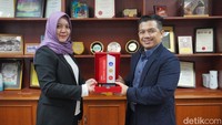 Wakil Dekan bidang Akademik Dr. Fitria Ayuningtyas dan Assoc. Prof. Dr. Zulhamri Abdullah bertukar cinderamata.