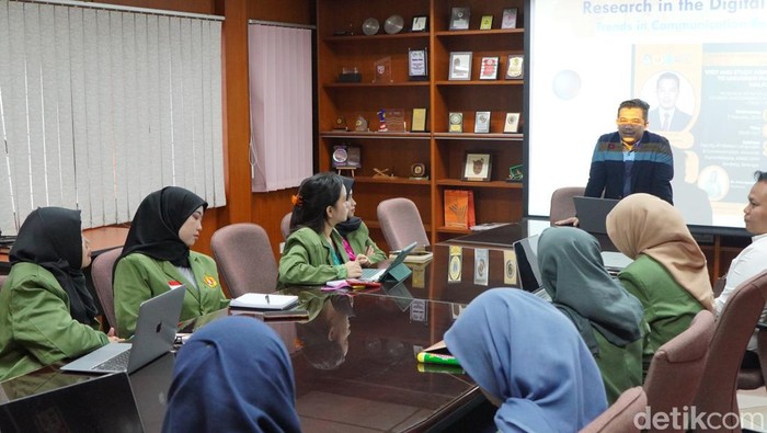 Program Studi (Prodi) Magister Ilmu Komunikasi (MIK) Universitas Pembangunan Nsional Veteran Jakarta (UPNVJ) melakukan program kunjungan sekaligus studi luar negeri salah satunya ke Fakulti Bahasa Modern dan Komunikasi, Universiti Putra Malaysia (UPM).