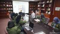Adapun dalam kegiatan tersebut Wakil Dekan bidang Akademik dan Dosen MIK UPNVJ, Dr. Fitria Ayuningtyas selaku moderator. Sedangkan dari UPM, diwakili oleh Prof. Dr. Jusang Bolong dan Assoc. Prof. Dr. Zulhamri Abdullah. Mahasiswa MIK UPNVJ antusias mendapatkan kelas dari Dr. Zulhamri yang memiliki kepakaran dalam bidang corporate communication yang menjadi guest lectuer dengan memaparkan tema tentang metodologi penelitian dan krisis komunikasi.